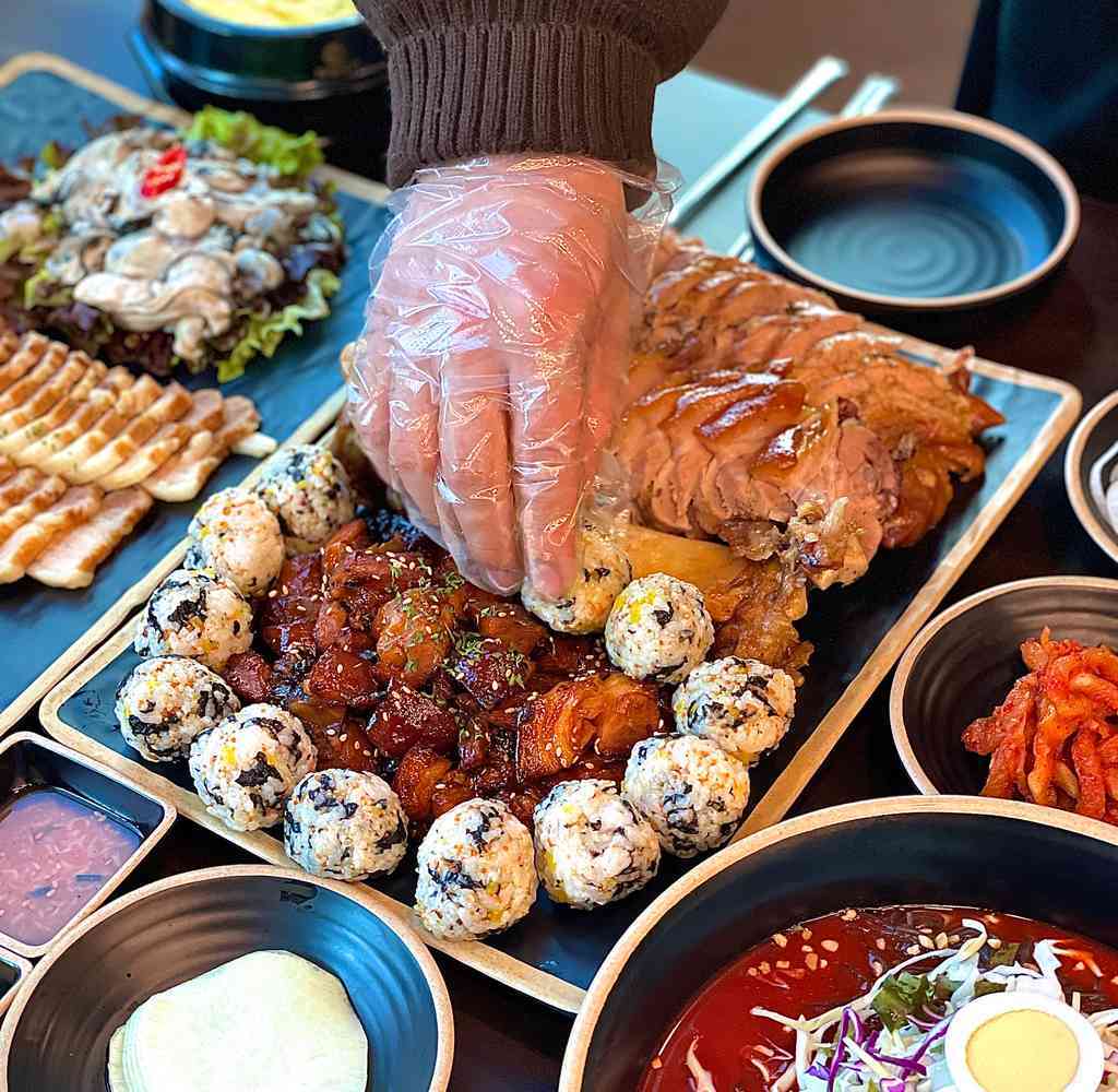 도야족발 삼척점 내부